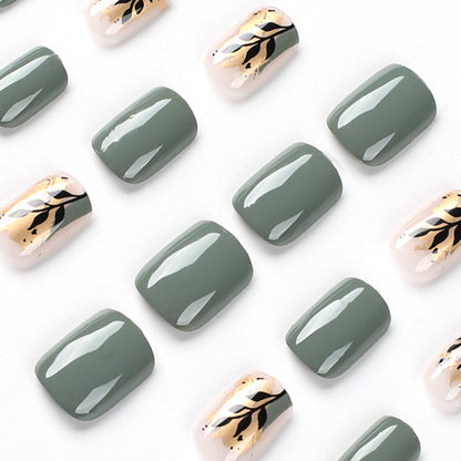 Kunstvolle Nagelverlängerungen mit elegantem Blattdesign Brehn