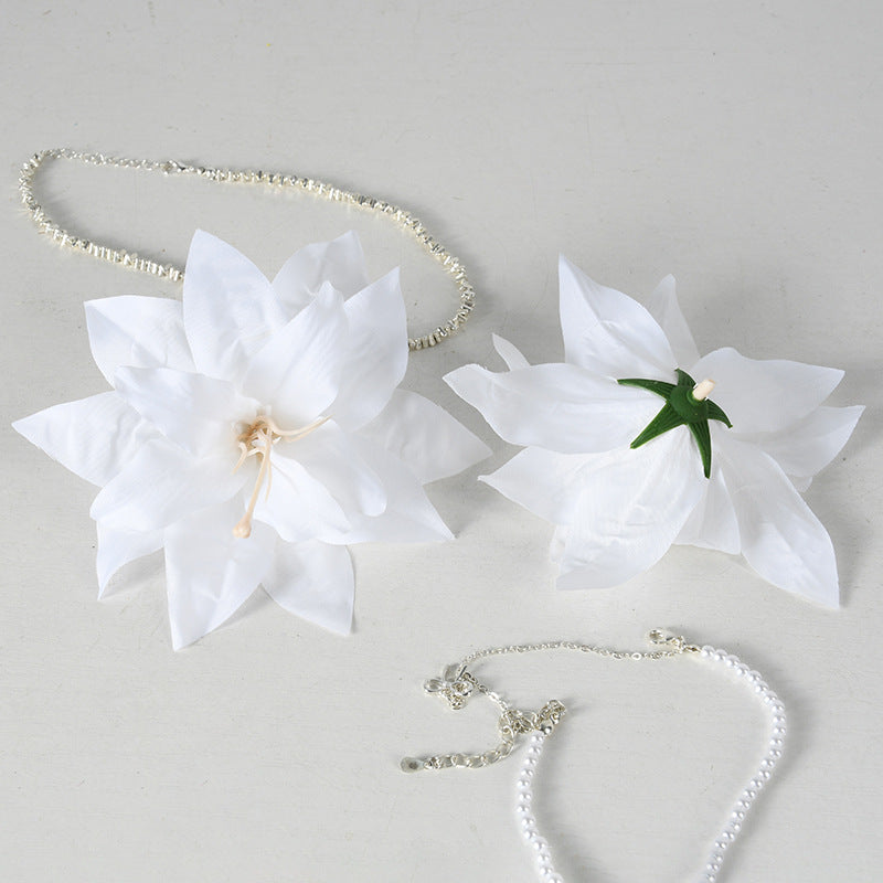 Blumenverzierter Haarschmuck