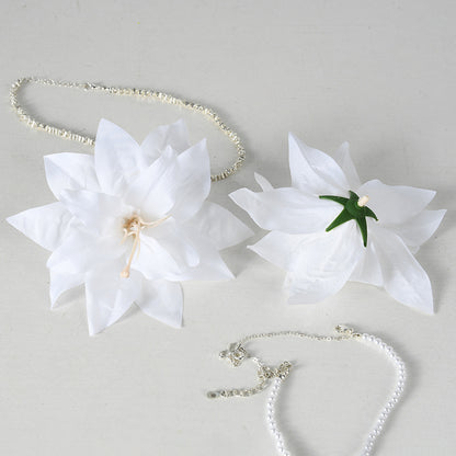 Blumenverzierter Haarschmuck