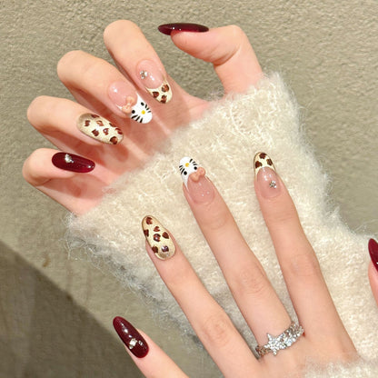Künstlerisches Press-On Nagelkunstset mit skurrilen floralen Designs