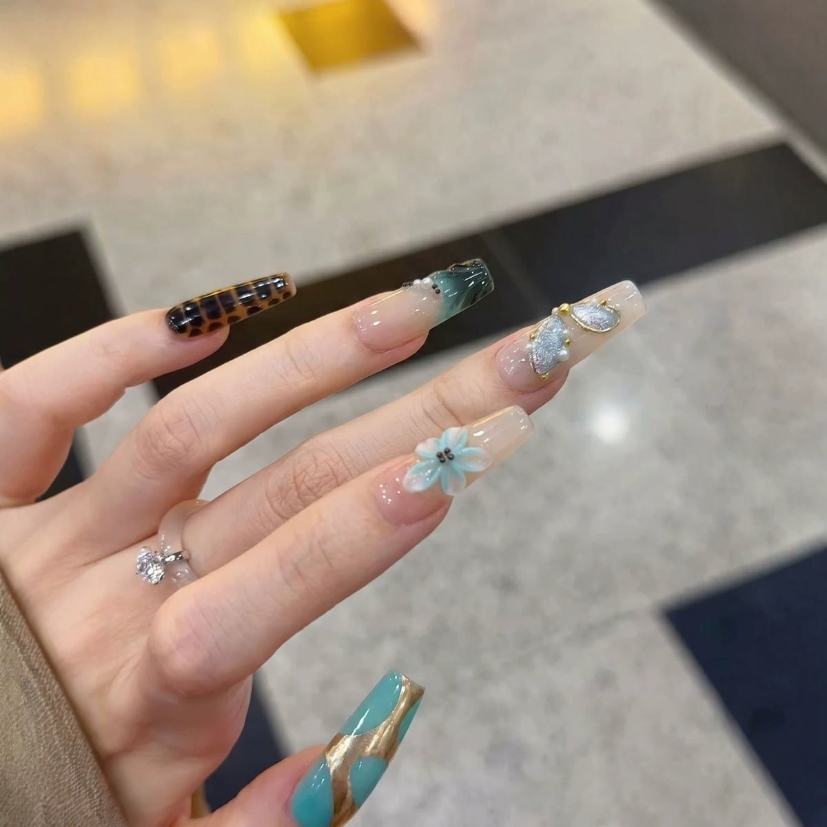 Künstlerisches Press-On Nagelkunstset mit floralen und geometrischen Designs Brehn