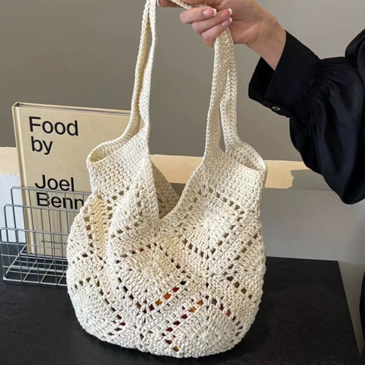 Handtasche Aus Geflochtenem Naturmaterial mit Quastendetails Brehn