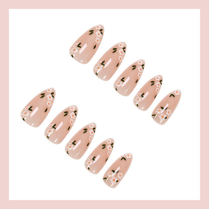 Kunstnagelset mit romantischen Blumendesigns Brehn