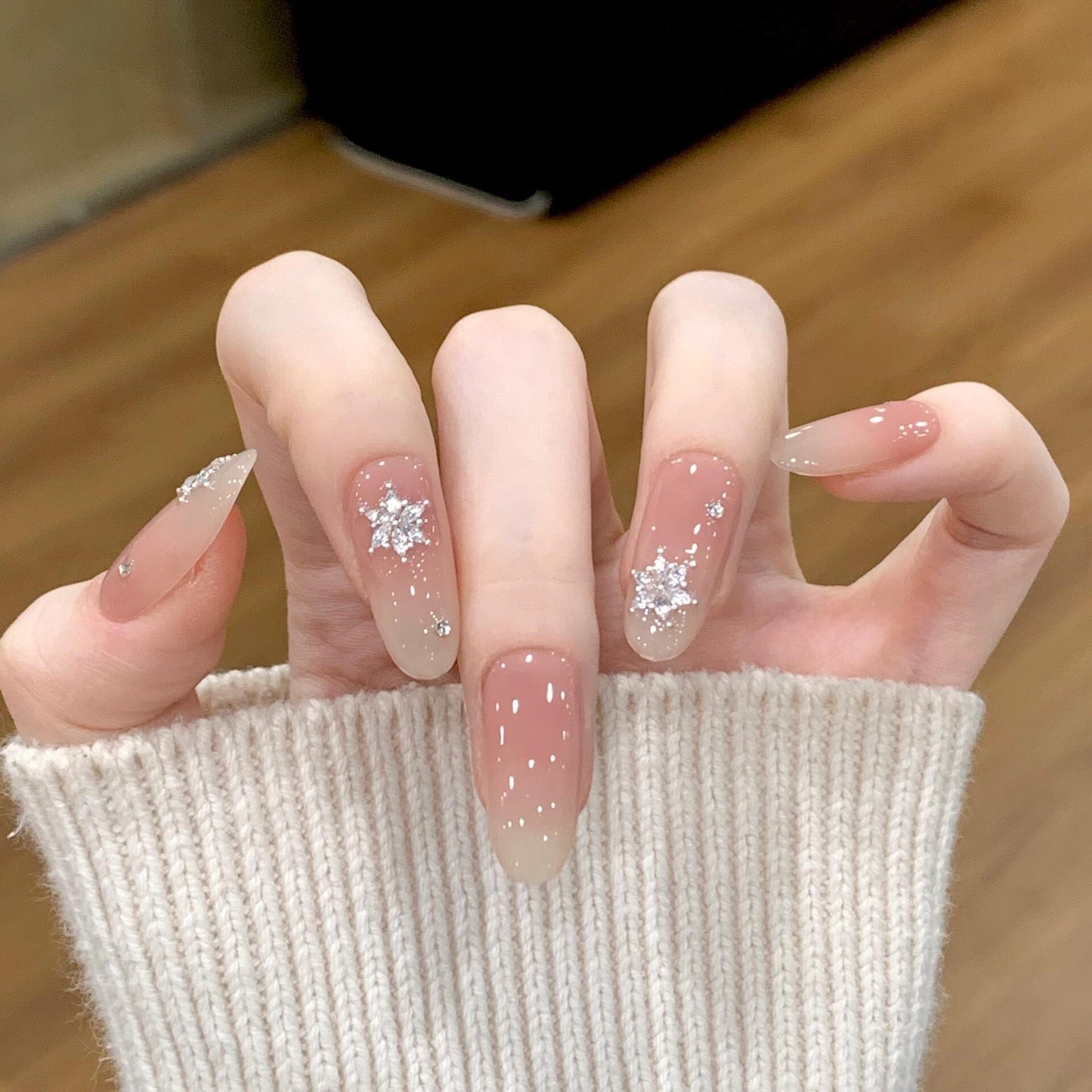 Kunstnägel mit Schimmernden Effekt und Elegantem Sternenmotiv Brehn