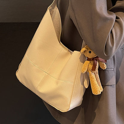 Lederhandtasche mit Teddy-Anhänger