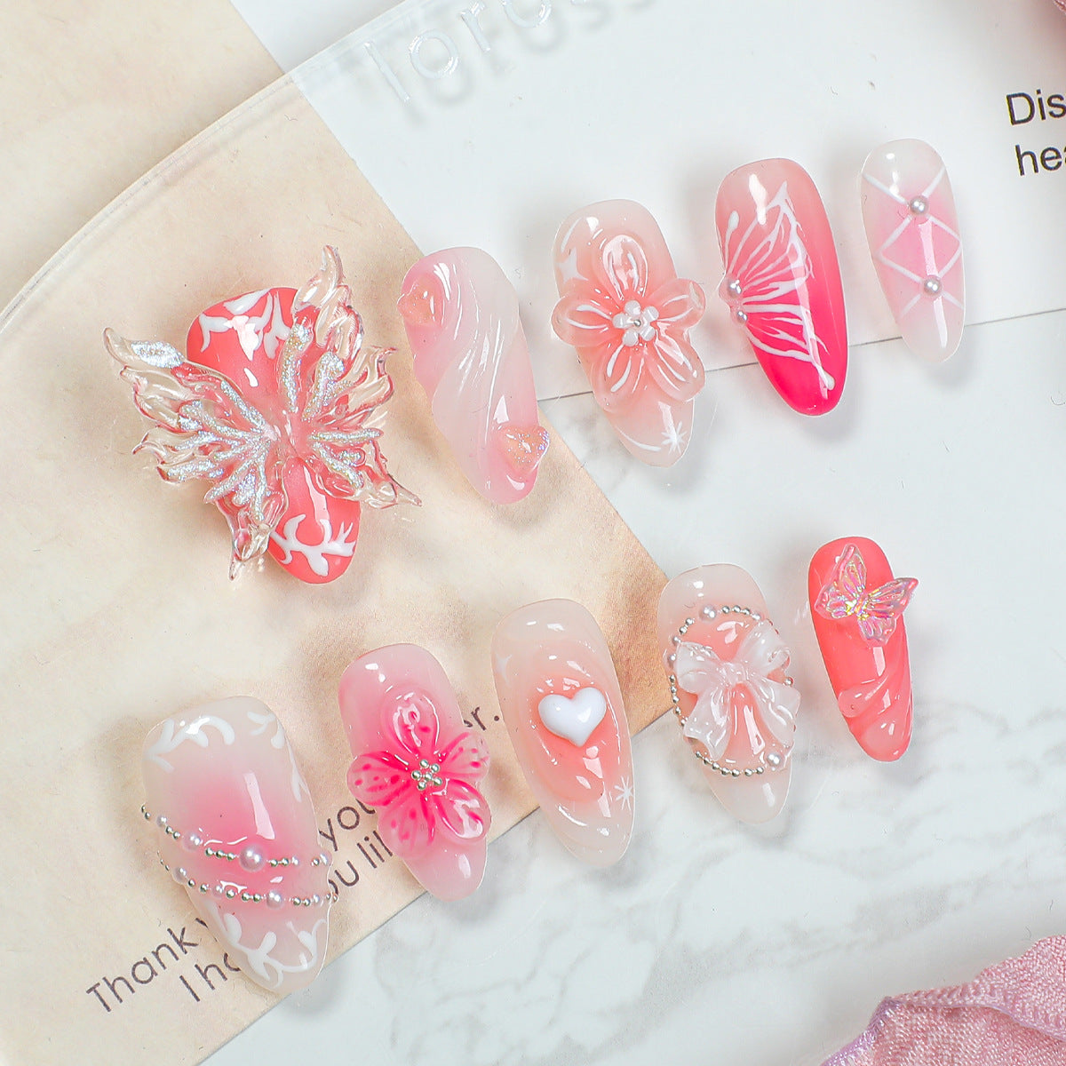 Kreatives Druck-Nagelset mit floralen Designs und dekorativen Akzenten Brehn