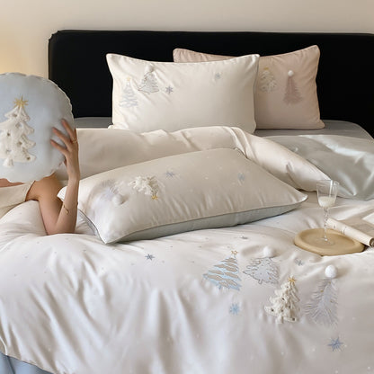 Luxuriöse Satin-Bettwäschegarnitur mit winterlicher Tannen‑Stickerei und Pompon‑Applikationen
