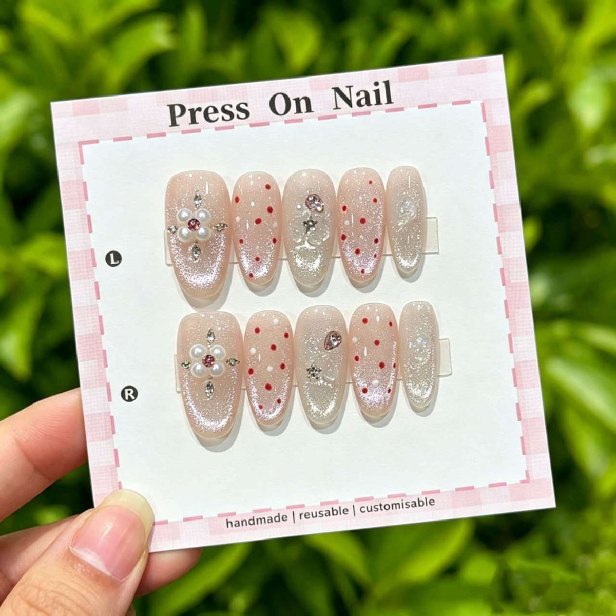 Dekoratives Press-On-Nagelset mit floralem und schimmerndem Akzenten