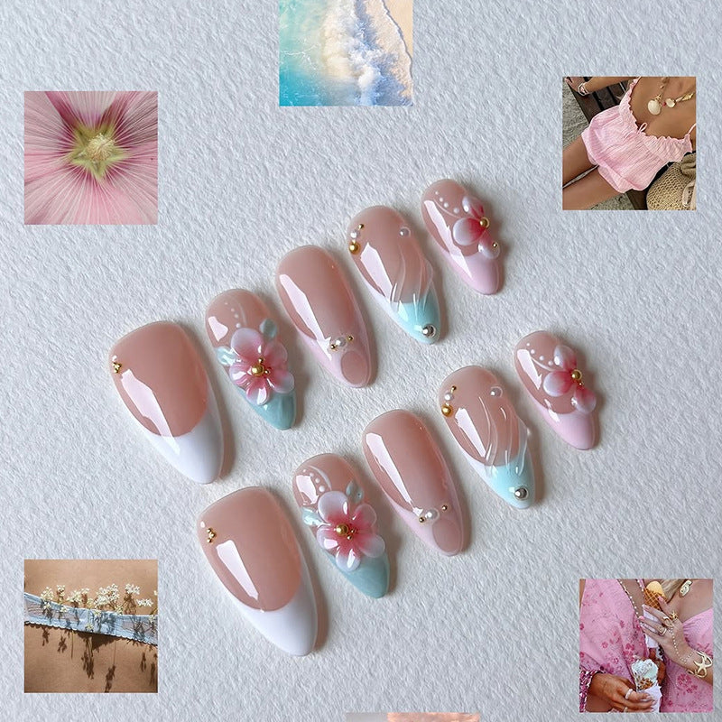 Kunstnagelset mit romantischen Blütenmotiven und eleganten Akzenten Brehn