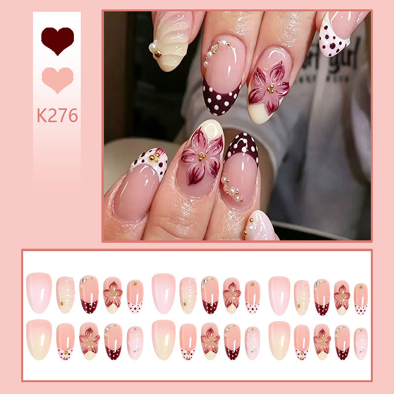 Elegantes Kunstnägel Set mit floralen Akzenten Brehn