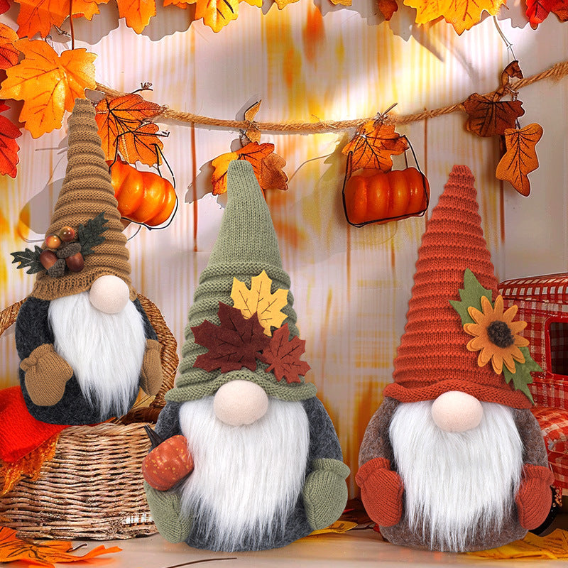Herbstliche handgefertigte Deko‑Wichtelfigur mit Strickmütze, Filzlaub‑Applikation und Kürbisdetail