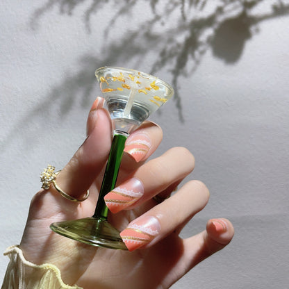 Dekoratives Press-On Nagelkunst-Set mit Gold-Akzenten