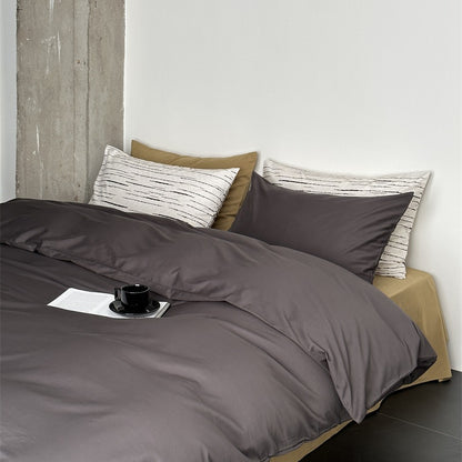 Modernes Satin-Bettwäsche-Set mit Steppdecke-Optik und gemusterten Kissenhüllen