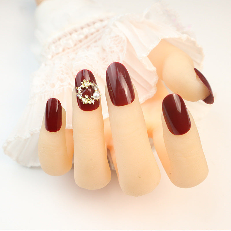 Glänzendes rotes Press-On-Nagelset mit eleganten Perlenakzenten Brehn