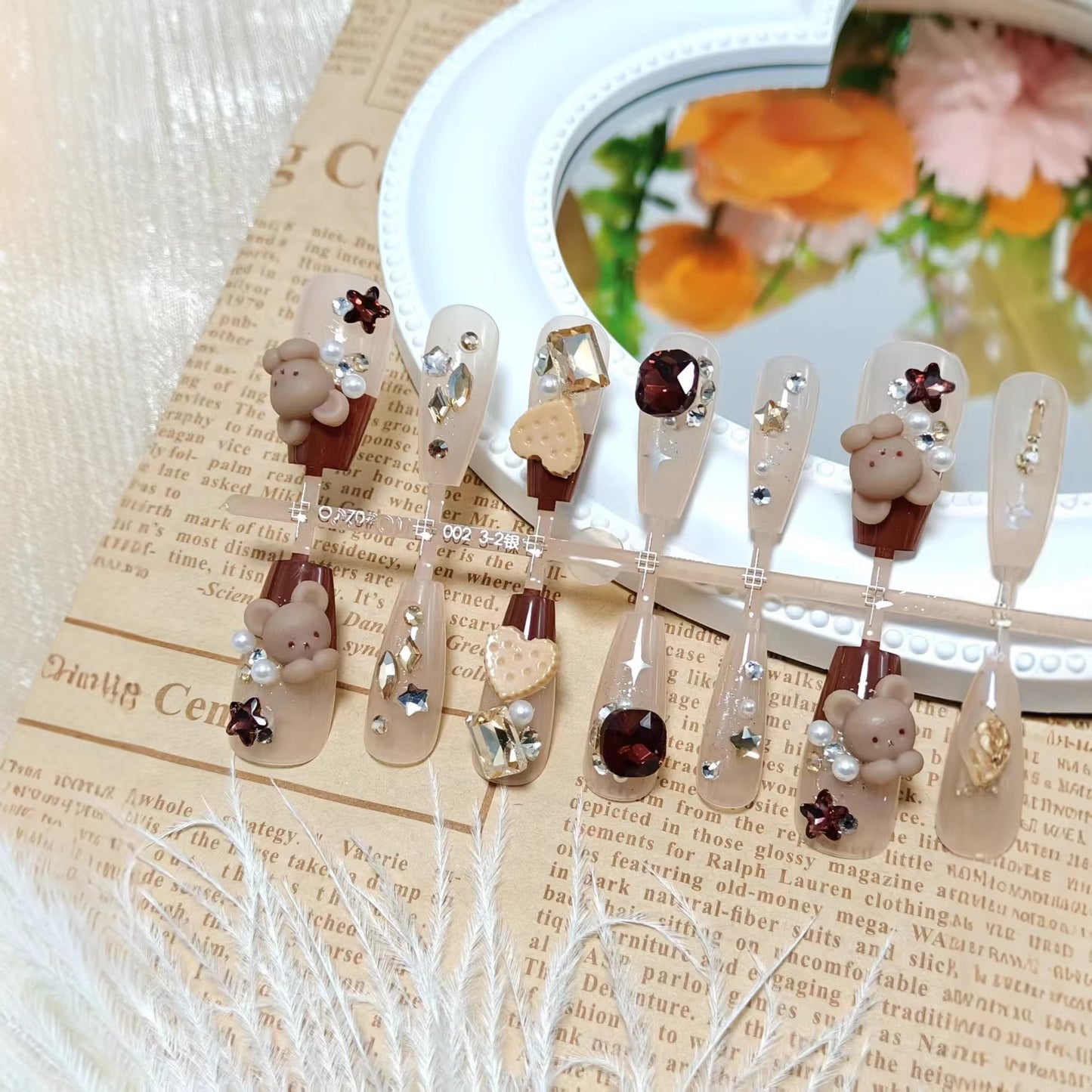 Kreative Kunstnägel mit Tierischen Motiven und Glitzerakzenten Brehn