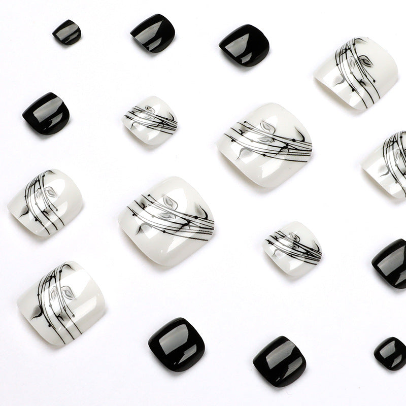 Kunstvolle Fußnagelkunst im eleganten Schwarz-Weiß-Design Brehn