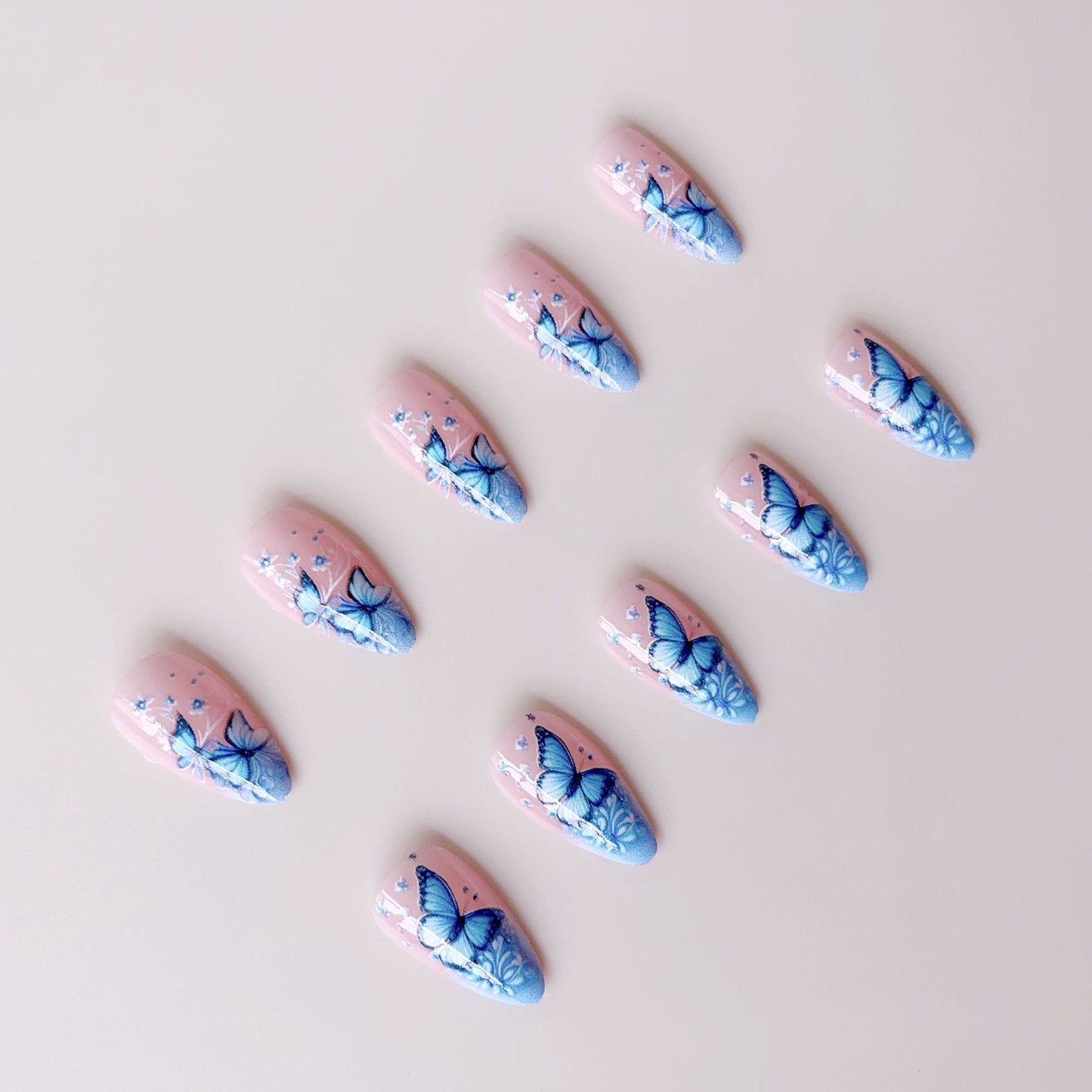 Kunstnagelset mit filigranen Schmetterlings- und Blütenmotiven Brehn