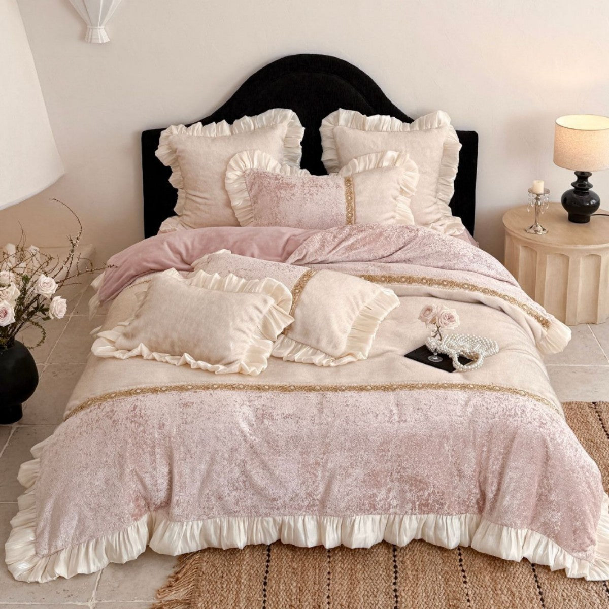 Rüschendes Velvet-Struktur Bettwäsche Set mit goldener Spitzenkante & satin-glänzenden Kissenbezügen
