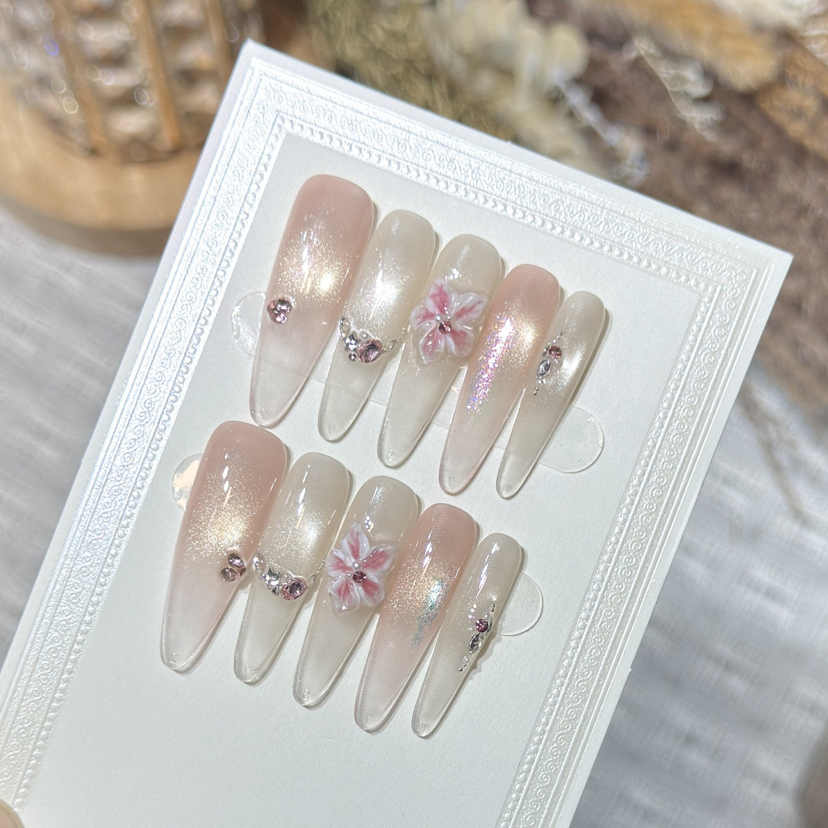 Künstlerisches Floral-Akzent Press-On Nagelset Brehn
