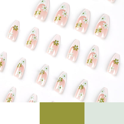 Kunstvolle Nagelkunst mit zarten Blütenmotiven Brehn