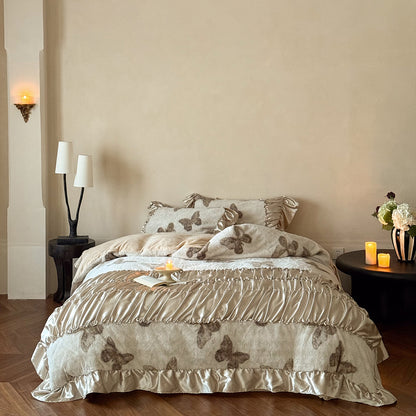 Luxuriöses Bettwäsche-Set mit Schmetterlingsmuster, Satin-Rüschen und gesteppter Decke Brehn