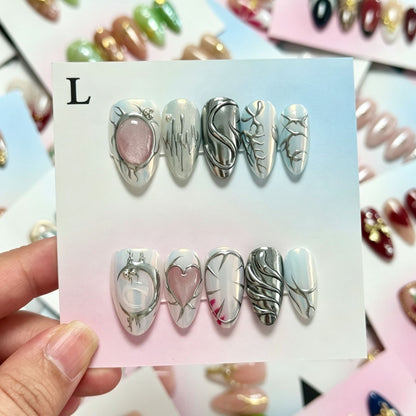 Künstlerisches Press-On Nagelkunst Set mit metallischen Akzenten