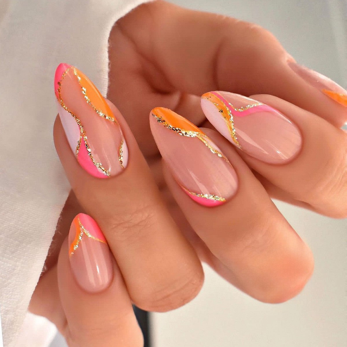 Kreatives Kunstnagelset mit Leopardenmuster und Glitzerakzenten Brehn