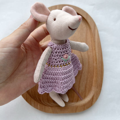 Handgemachte Leinenmaus Puppe mit gehäkeltem Minikleid