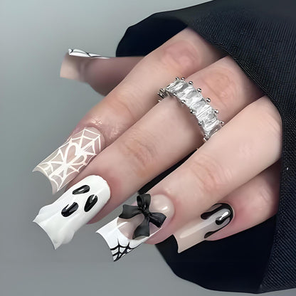 Kunstnagelset mit Halloween-Motiv und verspielten Verzierungen Brehn