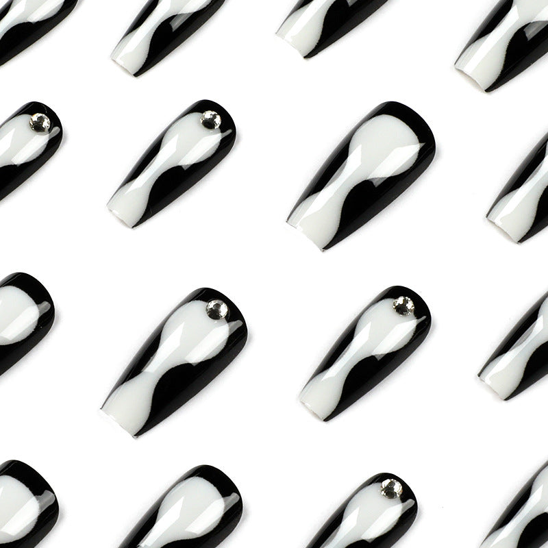 Kunstvolle Nagelverlängerungen mit eleganten Akzenten Brehn