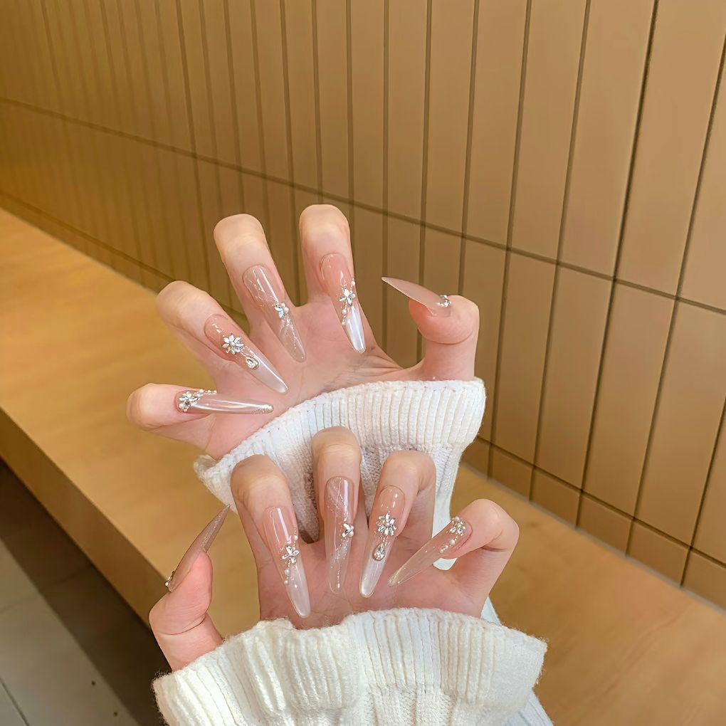 Exquisite Stiletto-Nagelverlängerungen mit Kristallakzenten