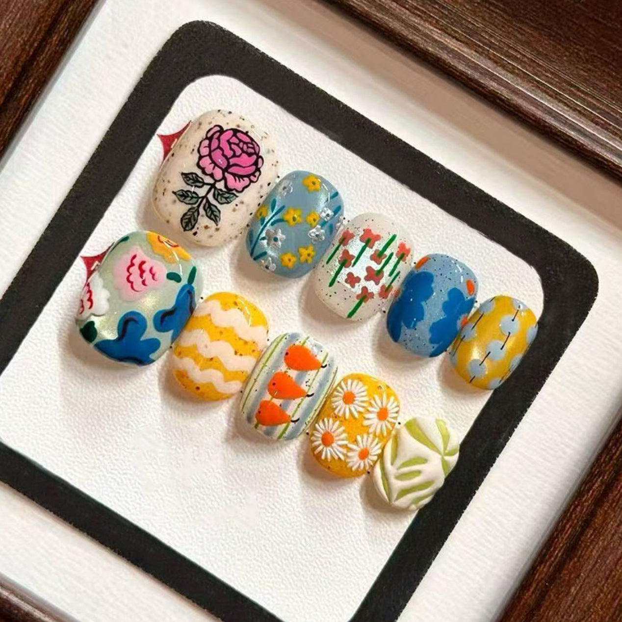 Künstlerisches Blumen- und naturinspiriertes Nageldesign-Set Brehn