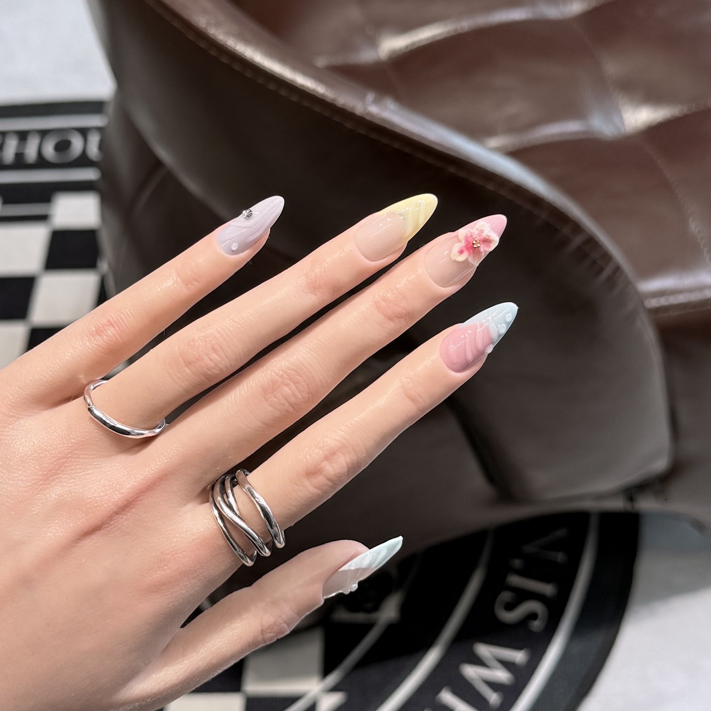 Künstlerisches Floral Stiletto Press-On Nagel Set Brehn
