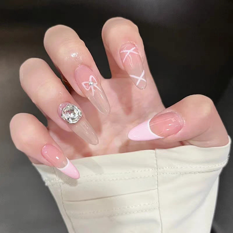 Künstlerisches Press-On-Nagelset mit floralen und glänzenden Akzenten Brehn