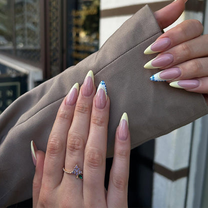 Künstlerisches Stiletto-Nageldesign mit Farbverlauf-Spitzen