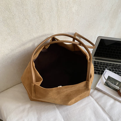 Minimalistische Wildleder Schultertasche