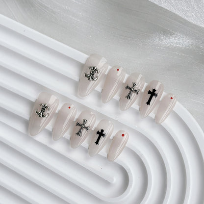 Künstlerisch gestaltete Press-On Nägel mit dekorativen Elementen