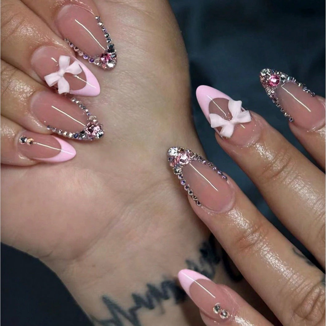 Kunstnagelset mit eleganten 3D-Schleifen und funkelnden Strassverzierungen Brehn