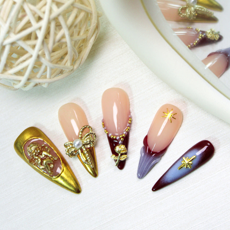 Kunstnagelset mit glamourösen Verzierungen und aufwendigen Details Brehn