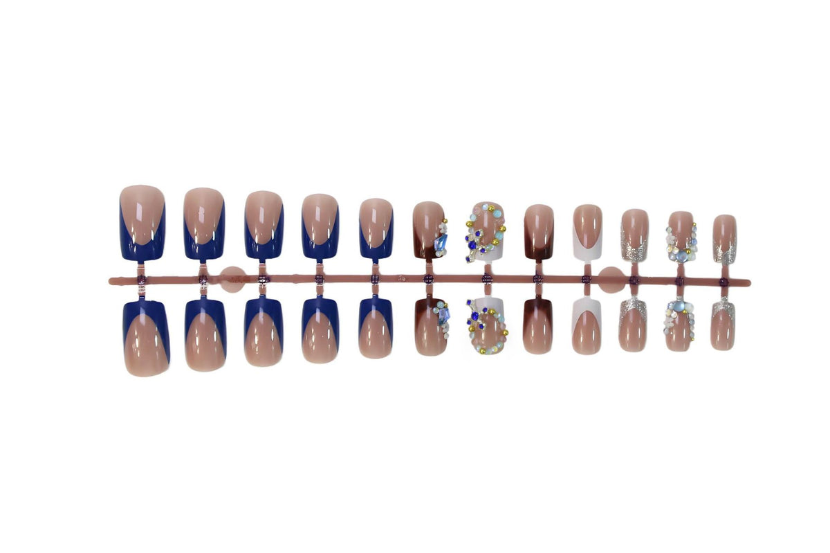 Kunstnagelset mit eleganten Steinverzierungen und modernen Akzenten Brehn