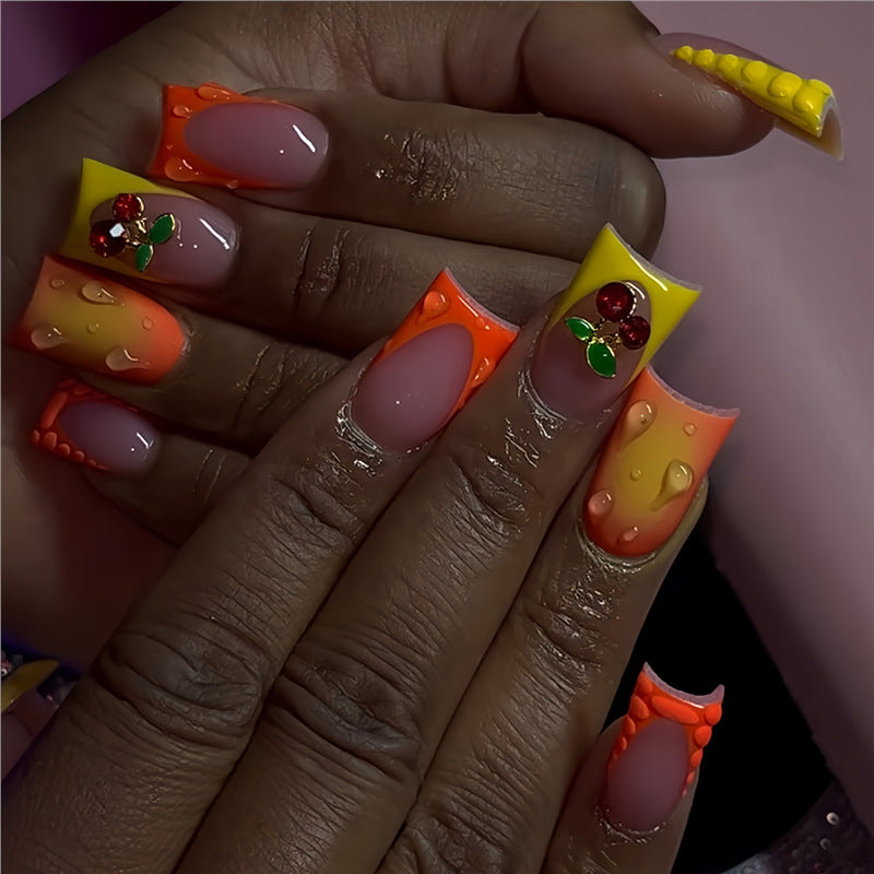 Kreatives Gel Press-On Nail Set mit Fruchtakzenten Brehn