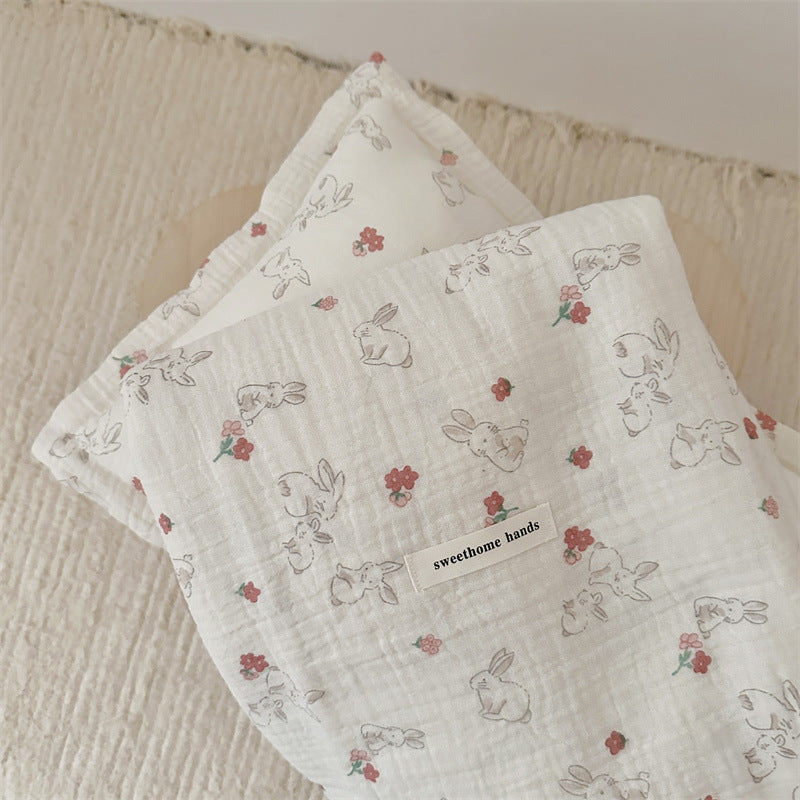 Unisex Musselin-Decke mit zartem Blumendesign und eleganten Rüschen Brehn