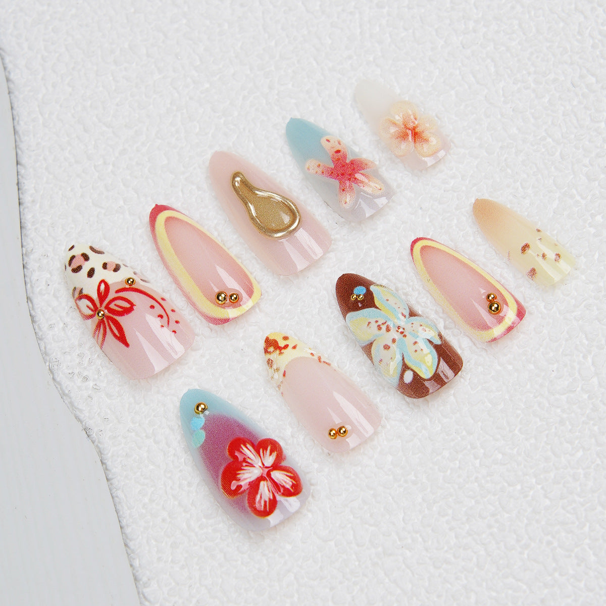 Kunstnagelset mit floralen Akzenten Brehn
