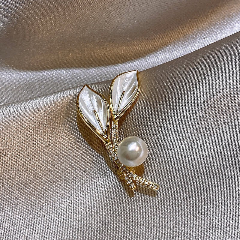 Elegante Brosche mit Perl- und Strassdetails Brehn