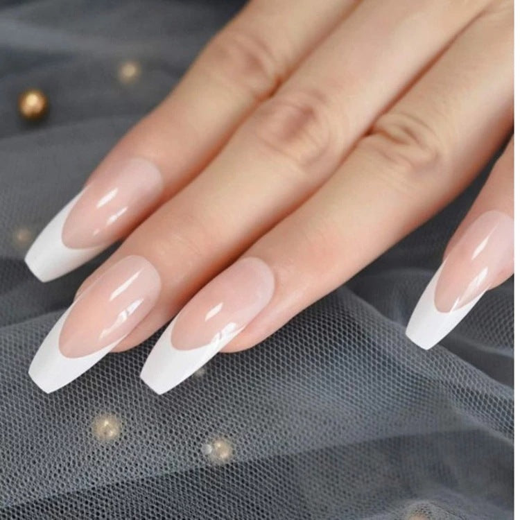 Elegante Kunstnägel mit moderner französischer Spitze Brehn