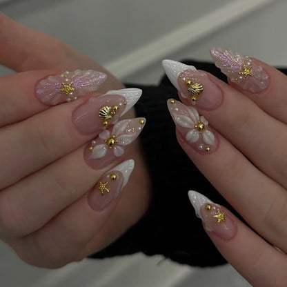 Kunstvolle Nagelkunst mit Muschel- und Blütenakzenten Brehn