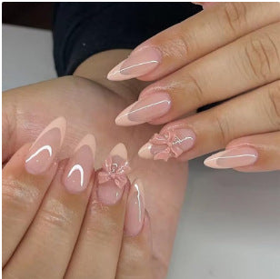 Kunstnagelset mit eleganten Spitzen und romantischen Schleifenverzierungen Brehn