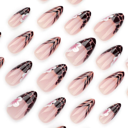 Kunstvolle Stiletto-Nägel mit floralem Akzent Brehn
