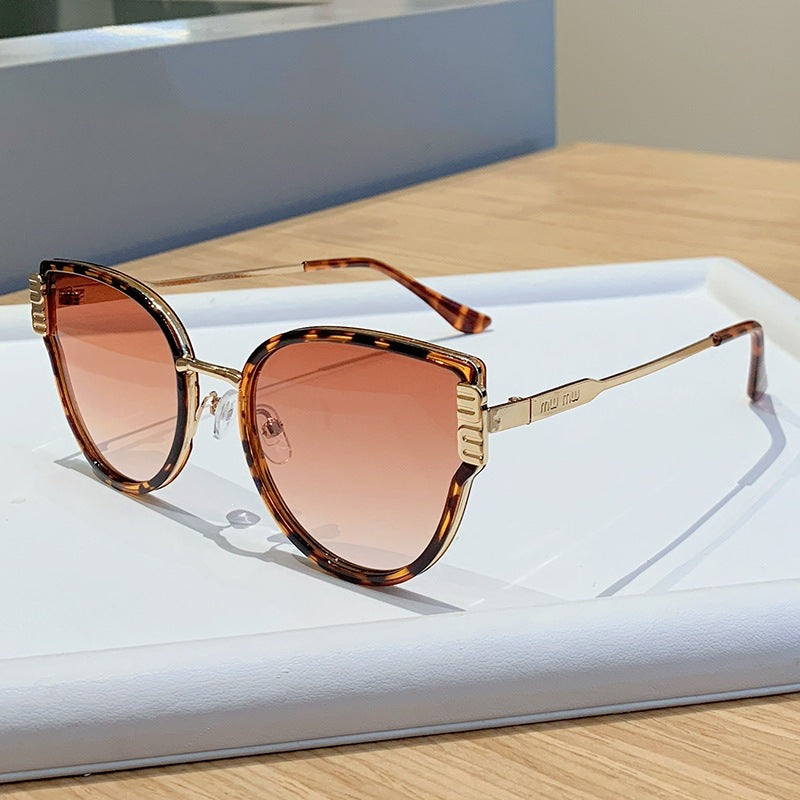 Damen Cat-Eye Sonnenbrille mit eleganten akzentuierten Gläsern Brehn
