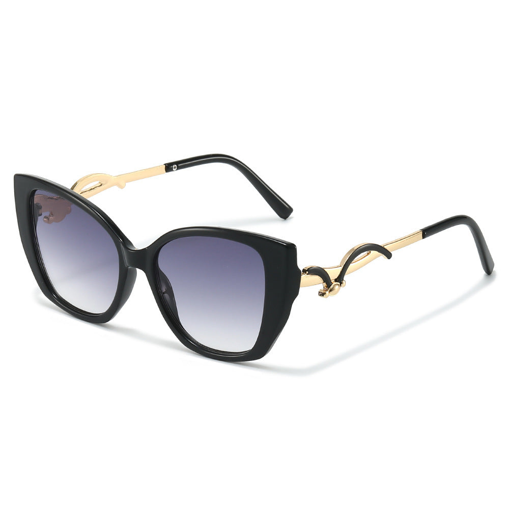 Übergroße Geometrische Katzenaugen-Sonnenbrille mit goldenen Akzenten Brehn